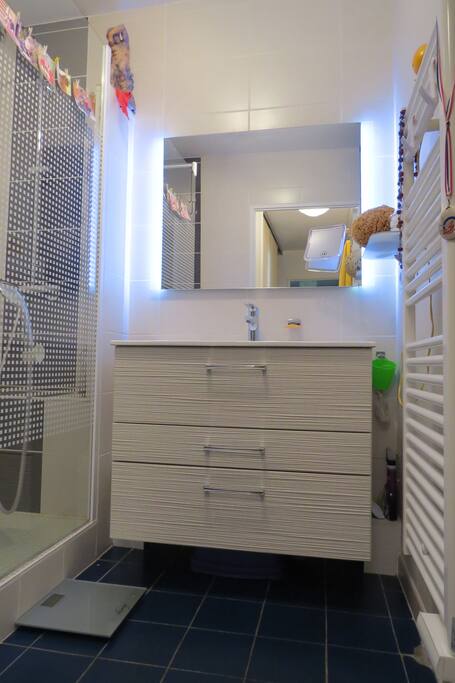 Salle de bains avec douche de 1,80 m!