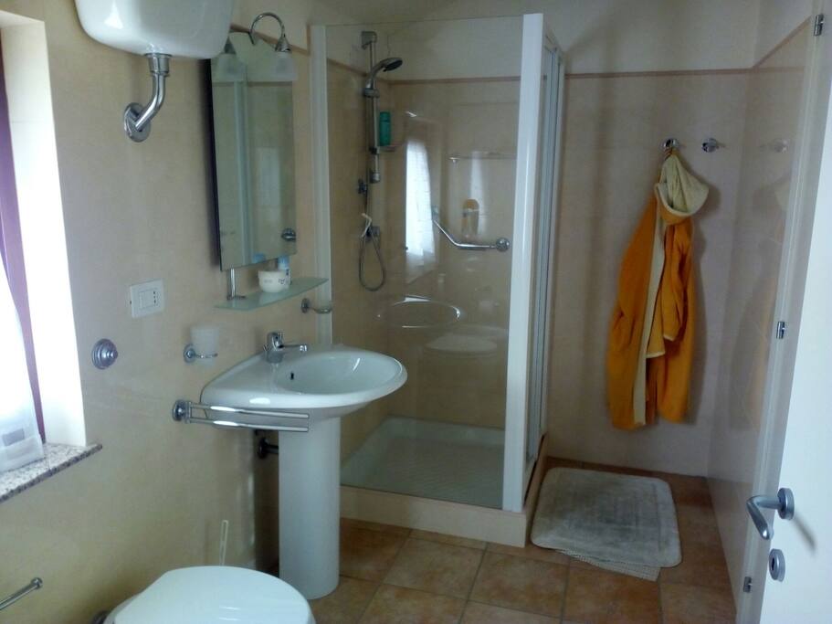 bagno con servizi e antibagno