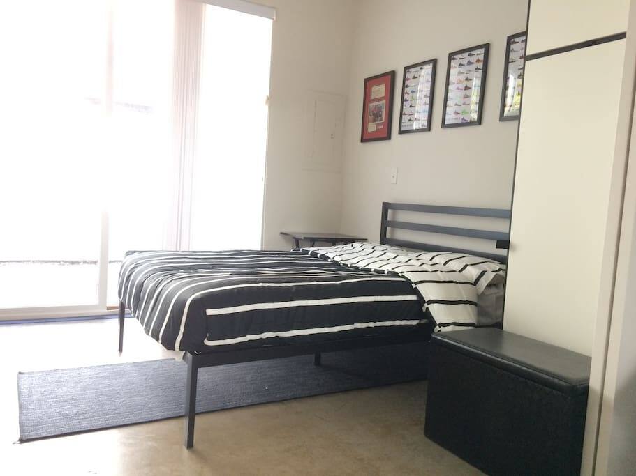 Private bedroom w Full Size Bed