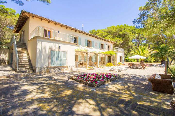 Magnificent Villa Master situated in one of the mo gallery image 2