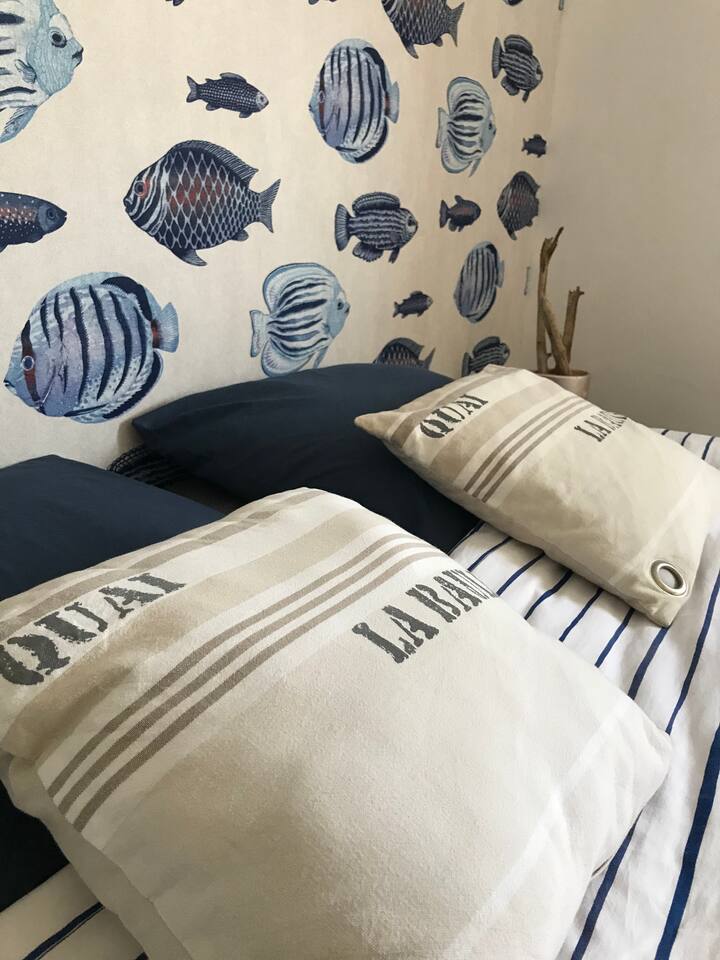 Habitación  Kerli-Mer 

Cama de matrimonio 160x200 , suite principal , con ducha , secador de toallas ,  TV de pantalla plana .