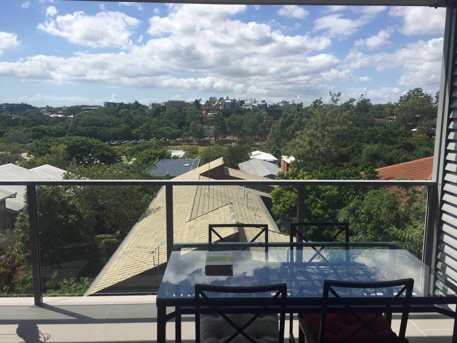Big balcony from which we can see the city and UQ view