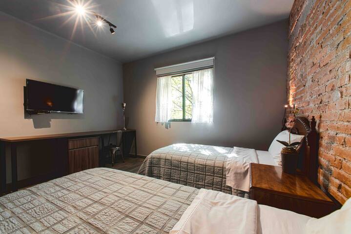 Cuarto grigio con baño privado