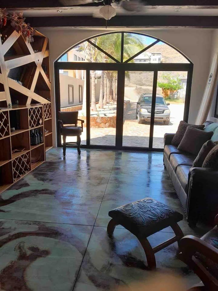 ¡Ahora equipado con (1) sofá cama queen y una silla Miguelito personalizada y descanso para los pies!