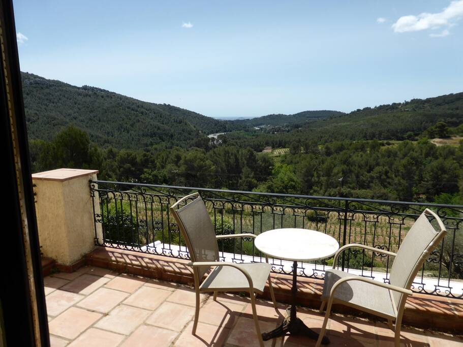 la terrasse de la chambre et la vue