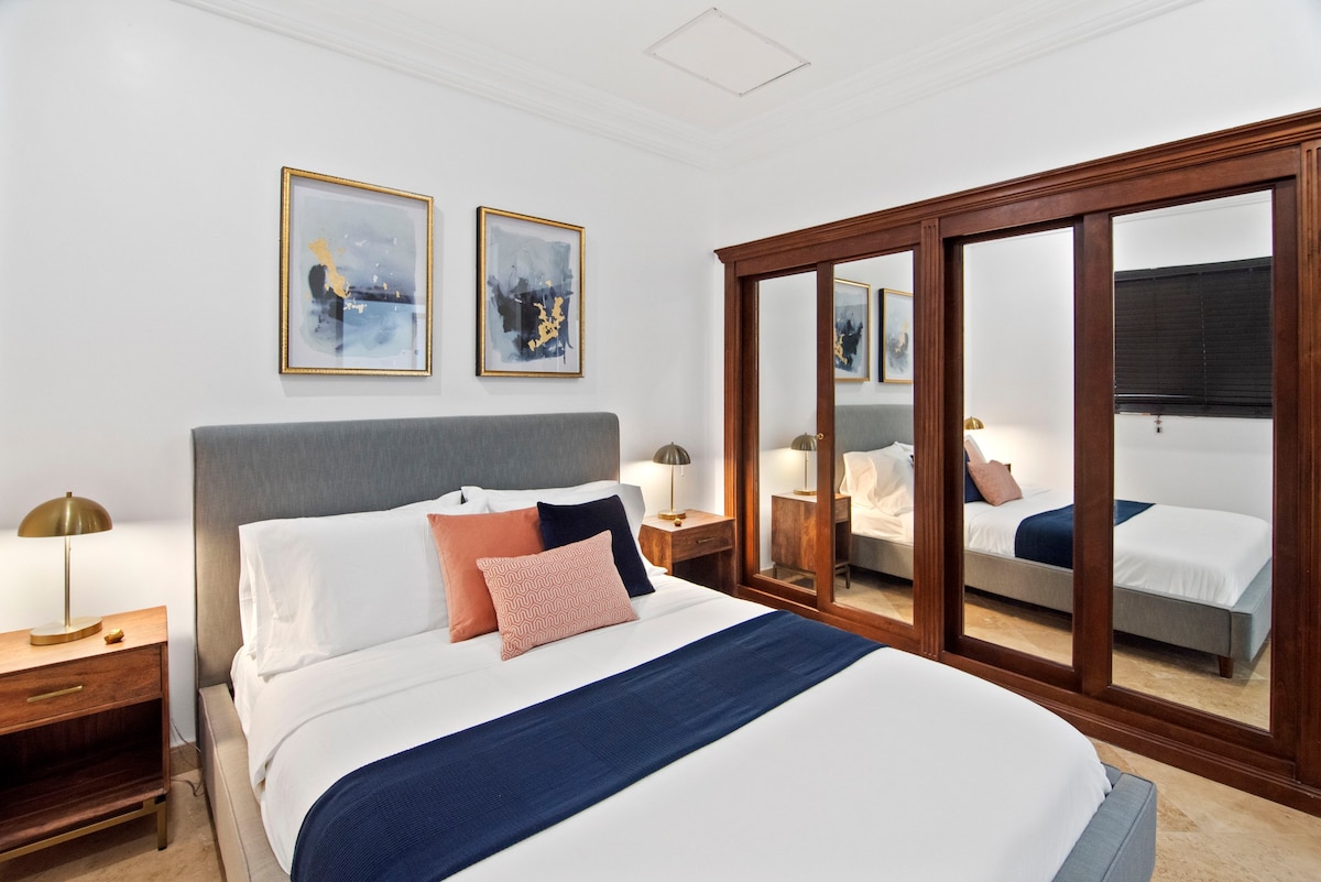 A bedroom with queen bed.