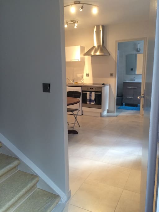 Vue de l'entrée de l'appartement, l'escalier menant à la chambre
