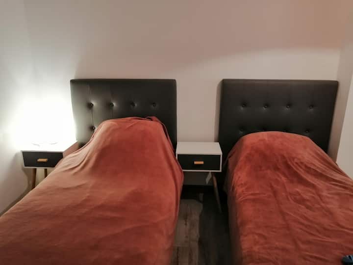 Dormitorio rosa con ducha