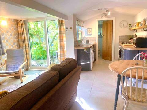 Cosy self-contained Garden Annexe