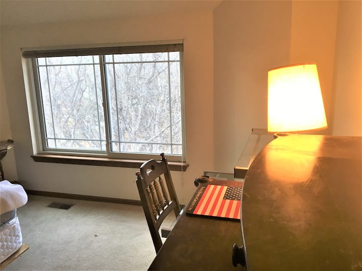 Quiet Room & Bath In Broadmoor Bluffs (East) - Colorado Springs, CO