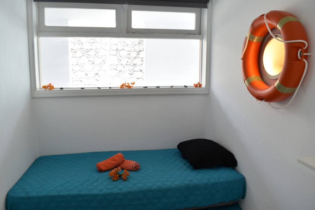 second bedroom with 2 single beds 90x190 cm