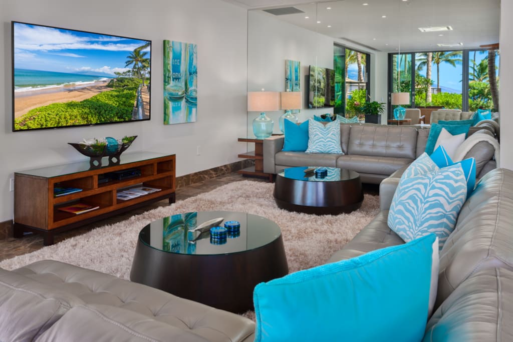 Spacious Dining and Living Space w/ Leather Sofas