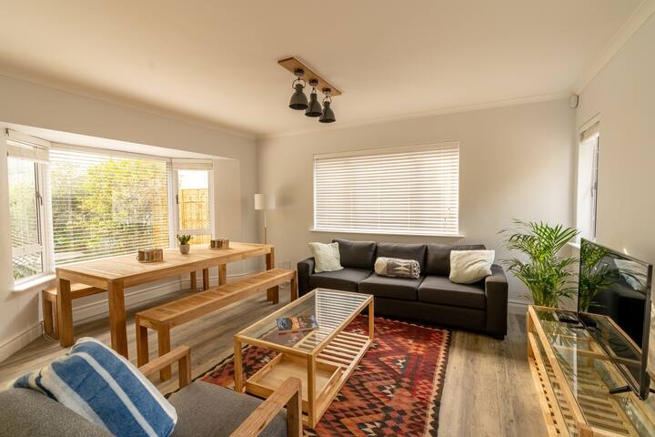 Sunny Spacious Silwood ! gallery image 2