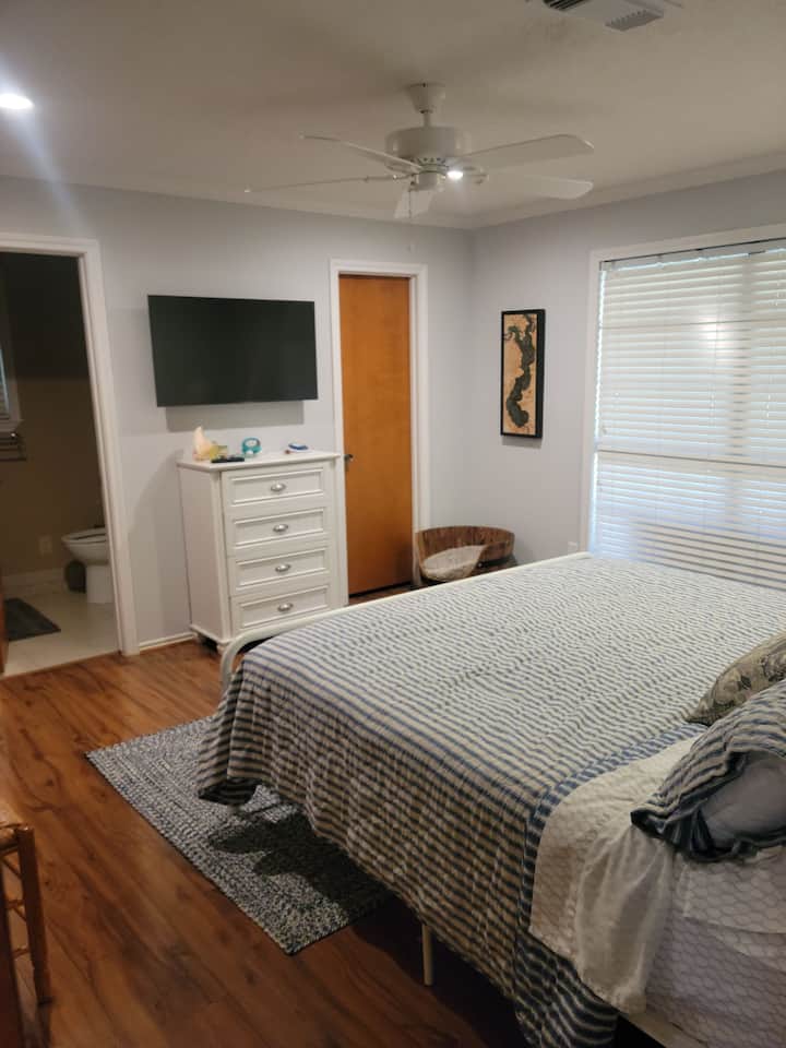 Segundo dormitorio con baño completo adjunto 