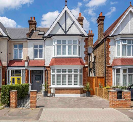 Glorious late Edwardian home 1 minute from station gallery image 2
