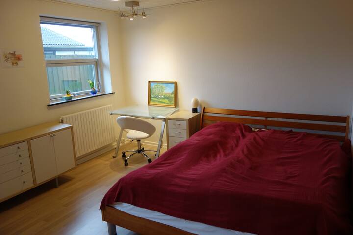 Hlavná spálňa s manželskou posteľou/manželskou posteľou
