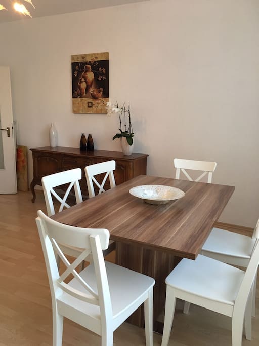 Wohnzimmer mit Esstisch