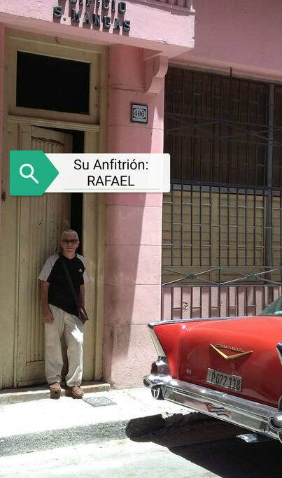 Rafael, lo espera en la entrada del edificio No. 406