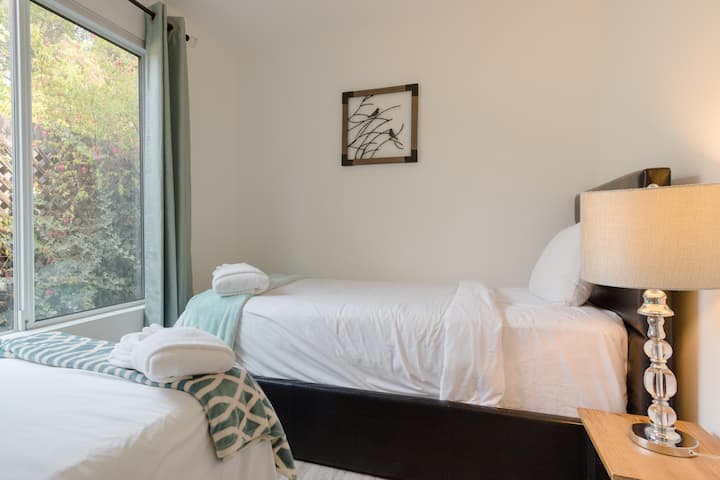 غرفة نوم ثانية تضم سريرين صغيرين منفصلين 