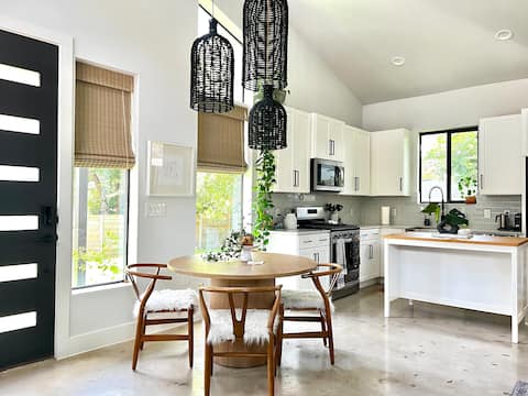 Top performing Airbnb: Sunny Eastside Bungalow | Close to Downtown in Govalle