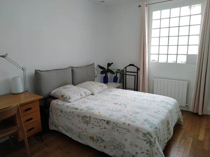 ห้องนอนใหญ่: เตียง 140 ช่องแสงพร้อม vmc โต๊ะทำงาน