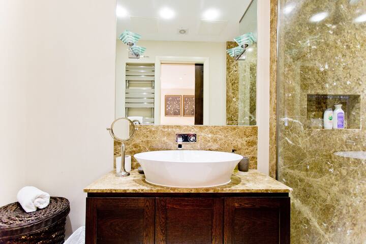 Elegant and Modern 2 Bed and 2 Bath in Kensington gallery image 4