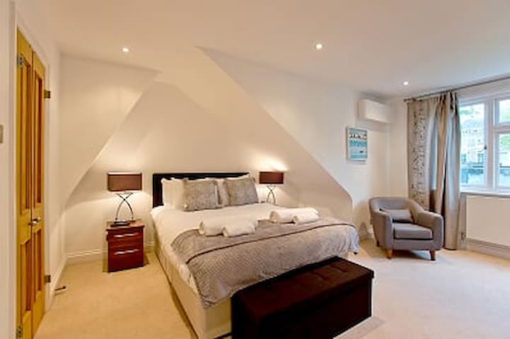 Beautiful house with Garden in Bayswater gallery image 2