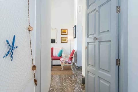 Airbnb con mejor rendimiento: Poppy’s Beach House/48 steps from the sea. en Ses Salines