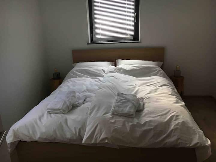 Პირველი საძინებელი ორადგილიანი საწოლით