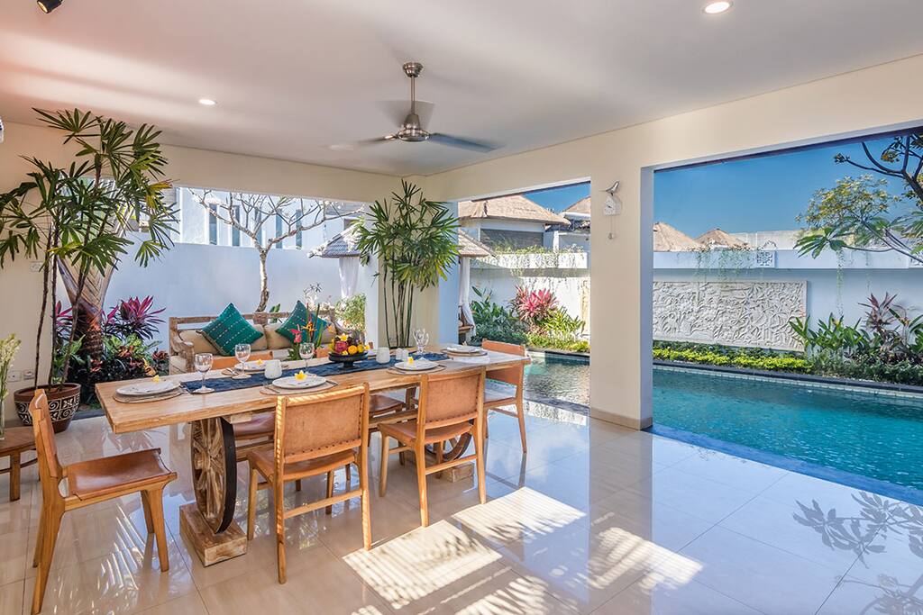 The dining room facing to the pool area