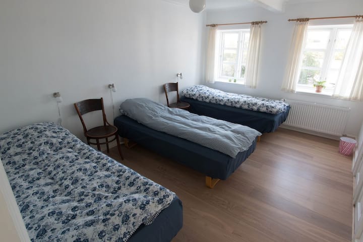 غرفة النوم 2. 3 أسرّة فردية.