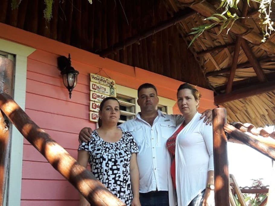 De izquierda a derecha, esposa de Modesto, Hermano y su esposa