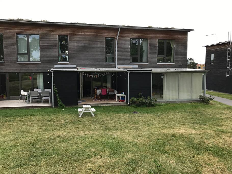 Baksidan av huset med altan och matplats