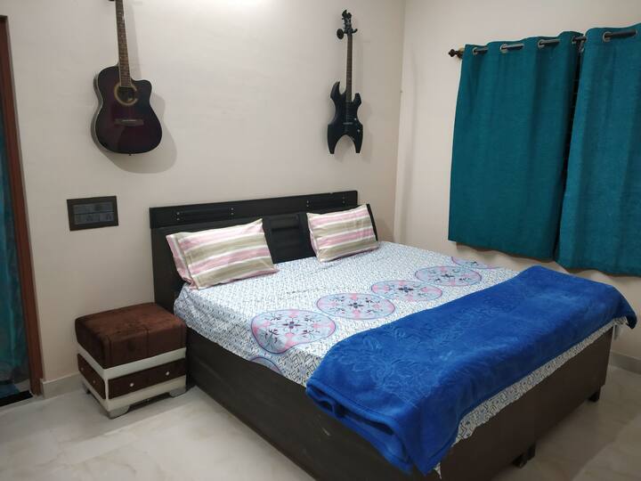 Private room King size bed for 2/3 guests with extra mattress 
