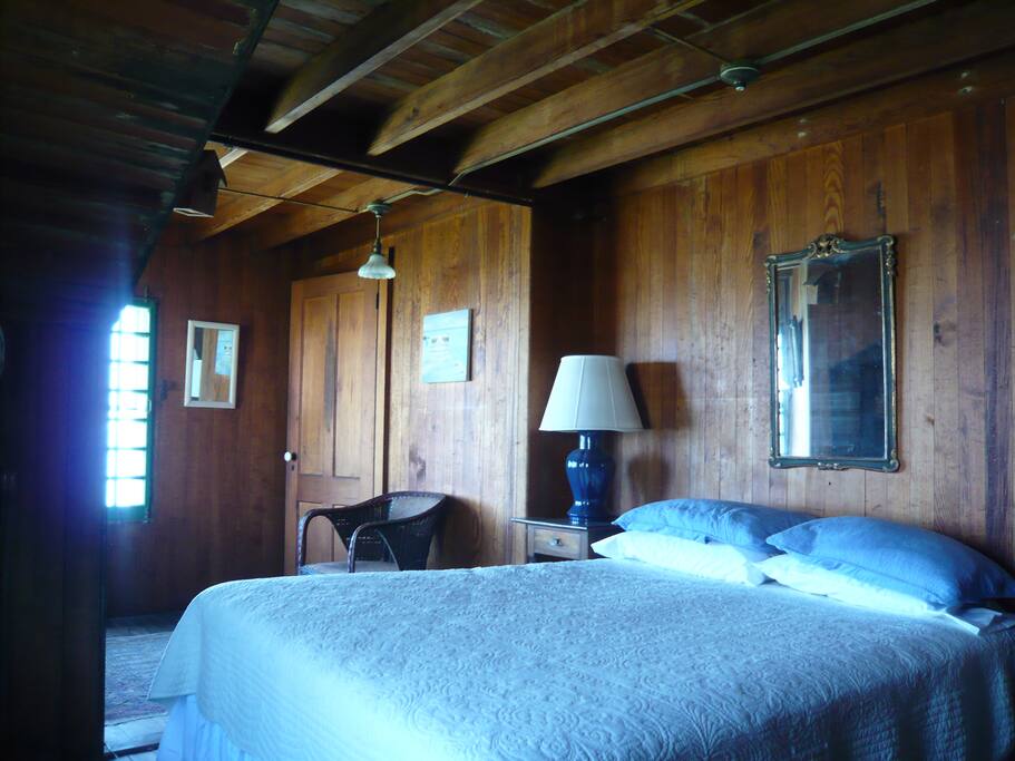 queen bedroom