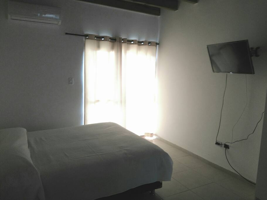 Cama matrimonial. Aire acondicionado y TV smart con wifi