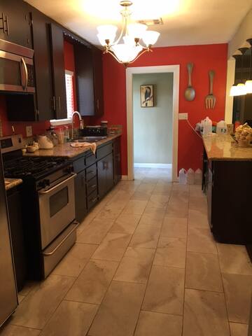 6bd, 4 bath, 2 liv rm house w/ pool. 7 min strip gallery image 4