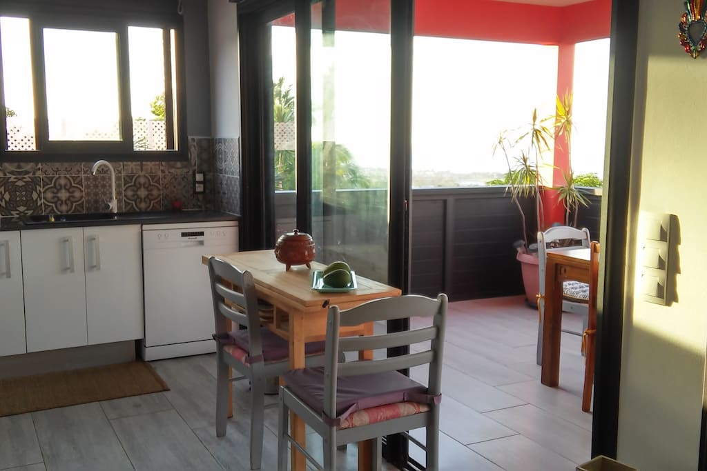 Cuisine donnant sur balcon (avec vue sur océan)
