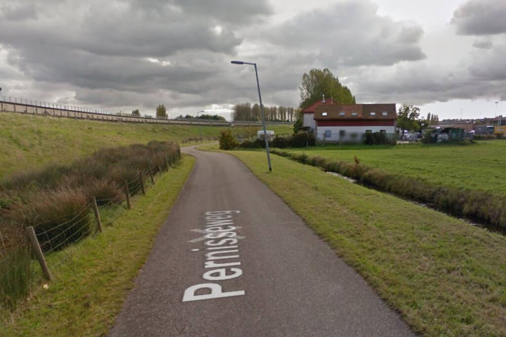 landweg naar het huis.