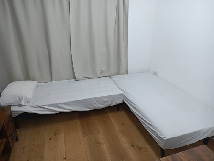 משוך כלפי מטה (קליק קל) ספות בתצורת המיטה 1 (לא מציגות מצעים/שמיכת פוך/כריות). מיטה 1: מיטה זוגית  177 ס"מ רוחב X 90 ס"מ. מיטה 2: יחיד  177 ס"מ רוחב X 74 ס"מ.
אין אזור שינה נפרד.