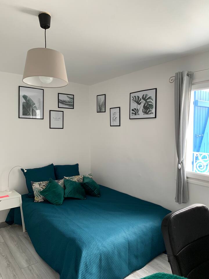 Bedroom (double bed) in House near Paris