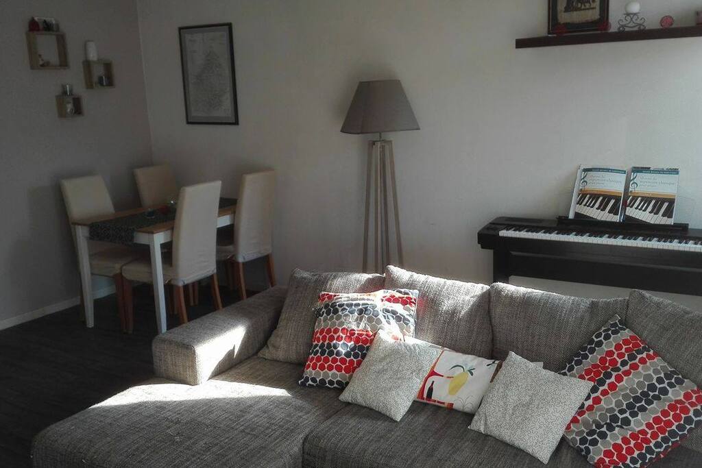 Salon/Salle à manger (6 chaises en tout)