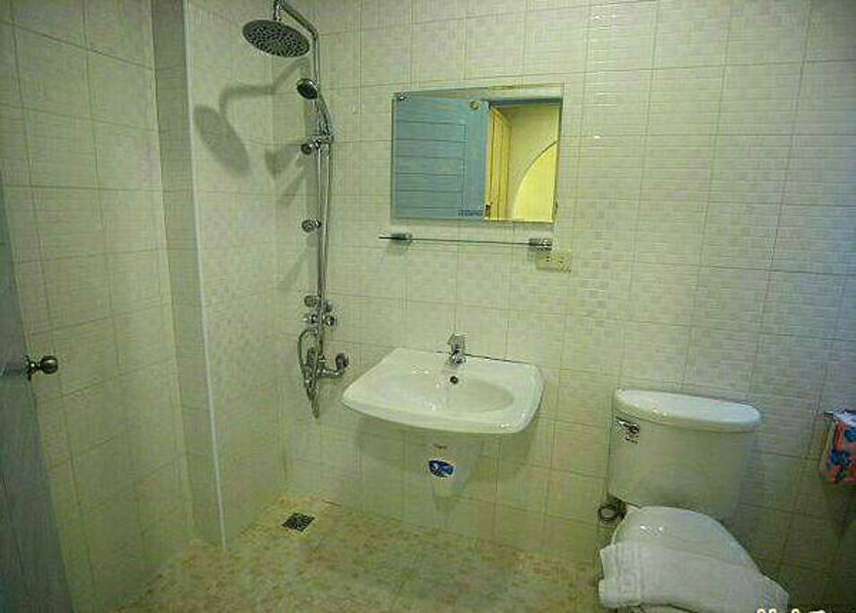 房內獨立衛浴設備 Private Bathroom