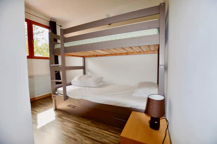 Chumba cha kulala kilicho na kitanda cha ghorofa