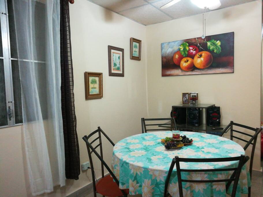 Comedor para degustar los platos panameños,escuchar música, estudiar