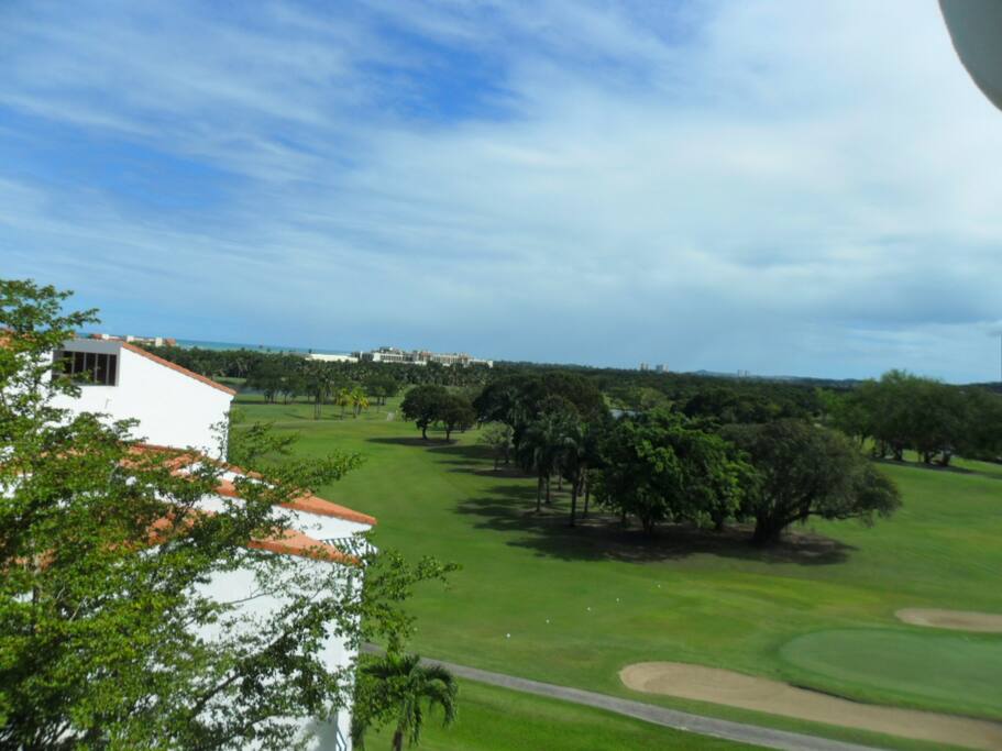 Panoramic view of the golf course and the beach Vista al campo de golf