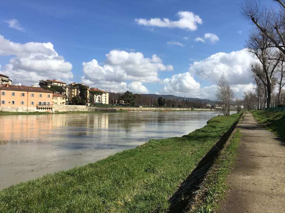 Lo splendido Lungarno, a pochi passi da "casa".The wonderful riverside called Lungarno, a few steps from "home".