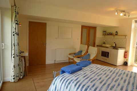 Garden Studio,parking,kitchen, bathroom,private