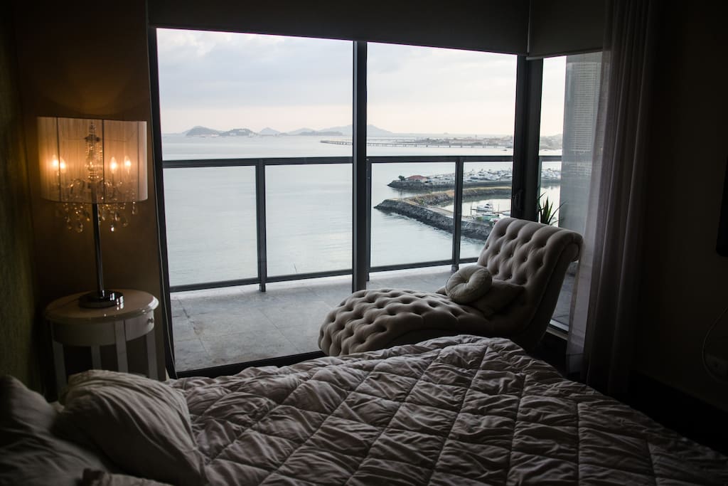 Dormitorio con vista a la cinta costera