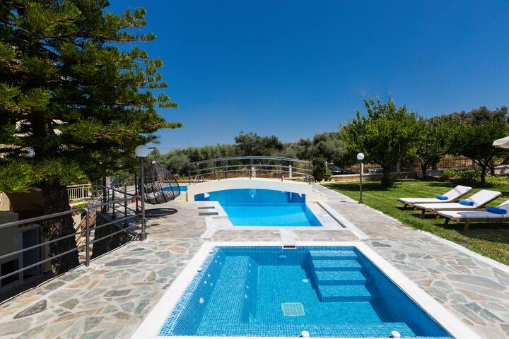 Pool, basket, playground, soccer, volley and more! gallery image 2